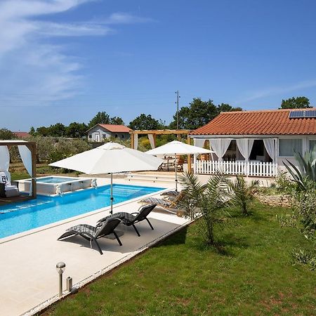 Holiday House Bilos Vodnjan Bagian luar foto