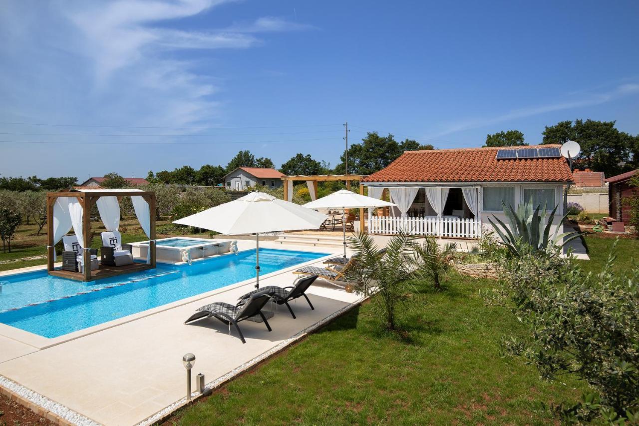 Holiday House Bilos Vodnjan Bagian luar foto
