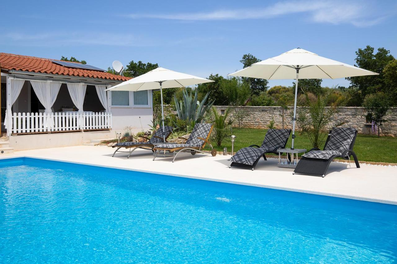 Holiday House Bilos Vodnjan Bagian luar foto
