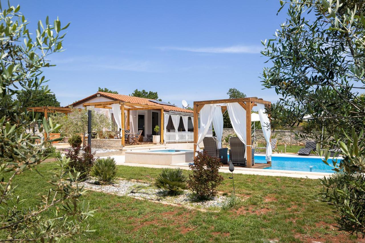 Holiday House Bilos Vodnjan Bagian luar foto