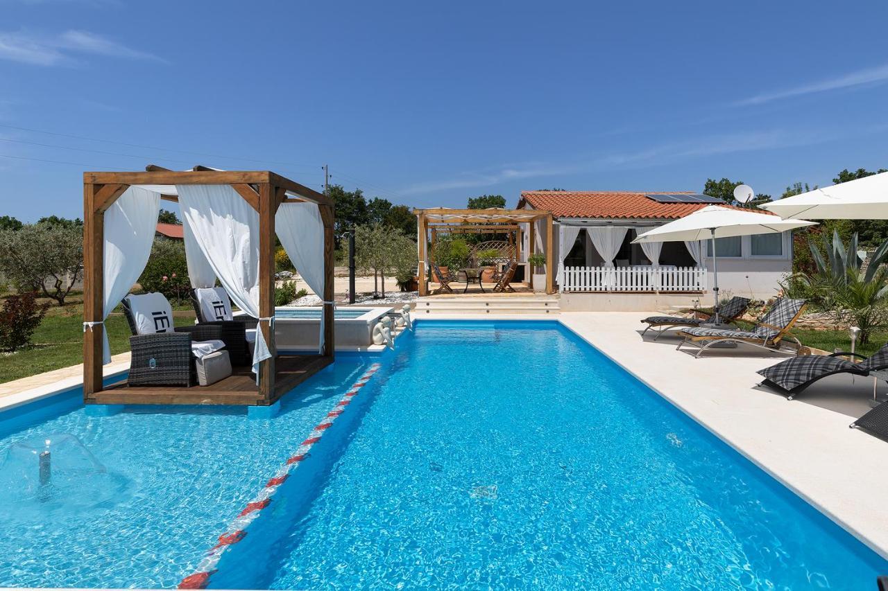 Holiday House Bilos Vodnjan Bagian luar foto