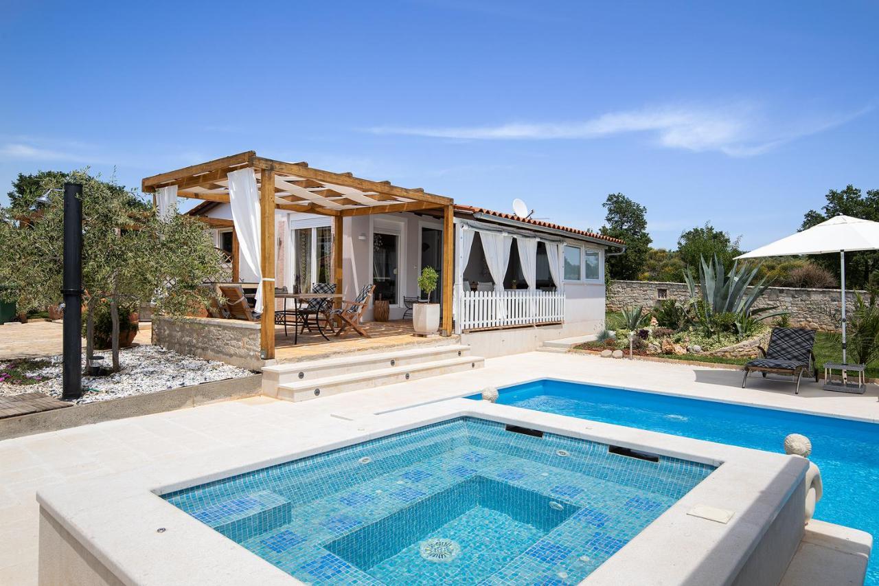 Holiday House Bilos Vodnjan Bagian luar foto